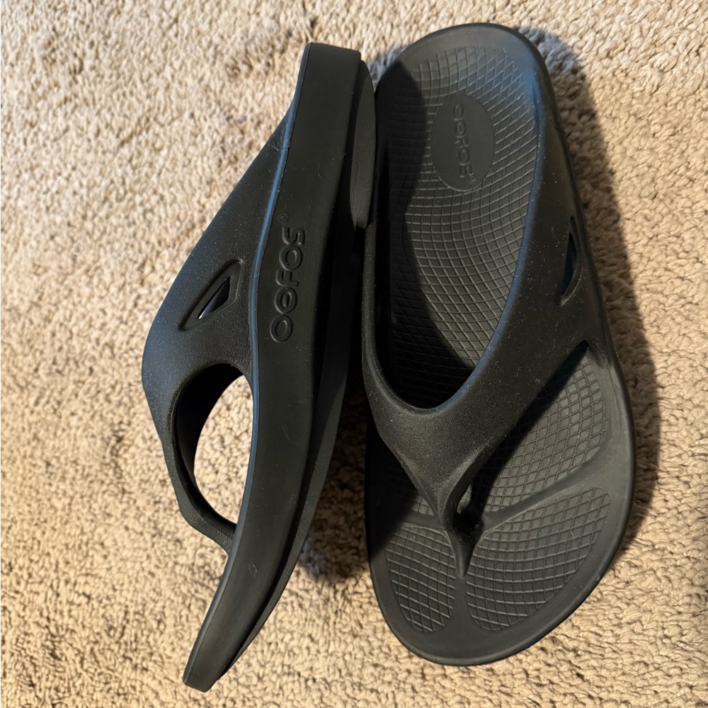 Oofos Black Flip Flop Sandals - Picture 4 of 5